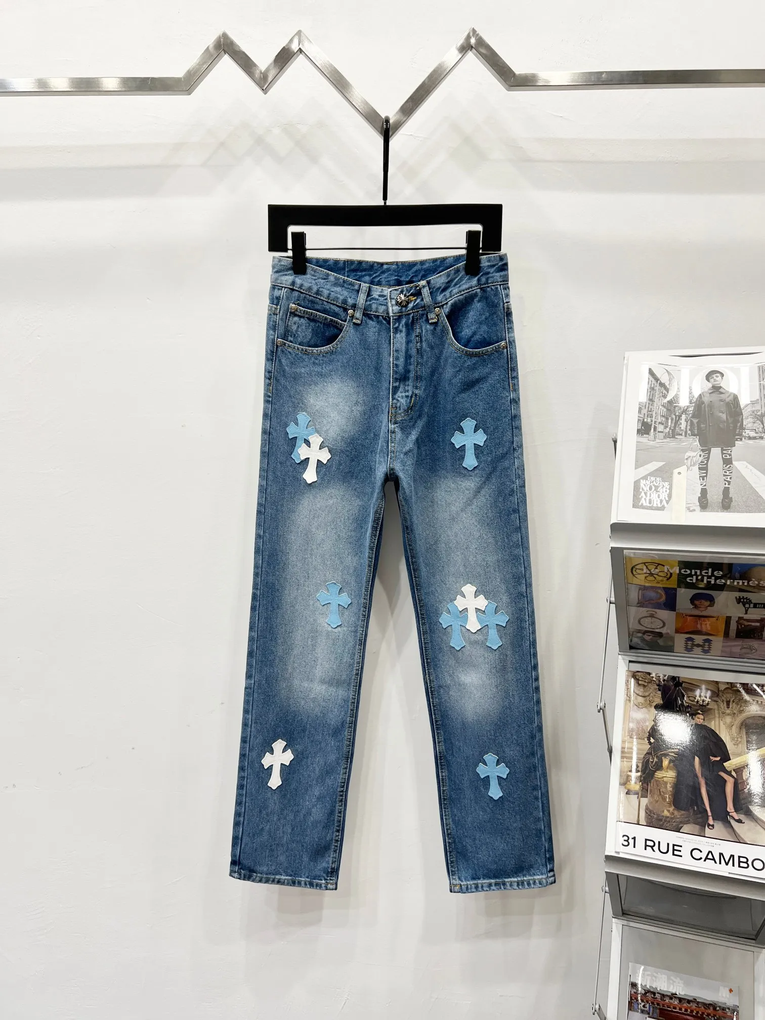 P260 Style number: (K740) Style number: (K550) Chrome Hearts & Chrome Hearts CH city limited series Sanskrit cross patch leather jeans need to be washed and then disassembled and hand-stitched with sheepskin cross leather and then spliced ​​together to complete. The whole process is too complicated to describe. The texture can be seen in the hand, and it looks good. The styles with different washed textures are very friendly to people with thin legs and thick legs. The straight version is very flattering to the leg shape. The moderate length is timeless and can be matched easily and casually. It is the basic styling foundation for various styles and is a must-have in the wardrobe! The fabric is stiff but also makes the upper body soft without losing texture. The washing process is even more perfect. It is a must-have item for everyone! ! ! Washed wheat, hang tag, pants label, three labels are complete, the upper body effect is particularly stiff and stylish, super stylish, same style for men and women - Color: Size: 28 30 32 34